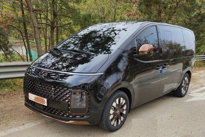 Private Airport Transfer <em> Incheon Airport <-> Seoul (1-5 people) – Key reasons this transfer is worth your attention’ /></p>
<ul>
<li><strong>Flight-checked airport meet-up</strong>: the driver waits for your arrival and holds a name board at the gate area</li>
<li><strong>Door-to-door pickup</strong>: you meet at your hotel lobby (for airport-bound rides) or exit the airport and go straight to the car</li>
<li><strong>Space for up to 5 people</strong>: a real money-saver versus splitting taxis for families or small groups</li>
<li><strong>Luggage rules that are clear</strong>: 5 standard pieces allowed (66cm x 43cm x 29cm), with extra consideration for larger bags</li>
<li><strong>Communication helps on delay days</strong>: in real life, a driver can coordinate during flight or customs delays</li>
</ul>
<h2>Incheon to Seoul without the taxi line headache</h2>
<p><img width="669" height="446" decoding="async" src=