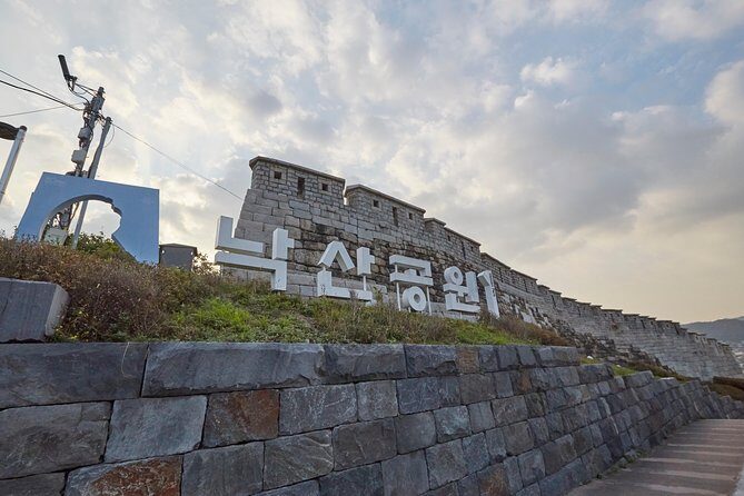 Seoul: Gyeongbok Palace, Bukchon Village, and Gwangjang Tour - Transport comfort and mobile tickets for a 4-hour sprint