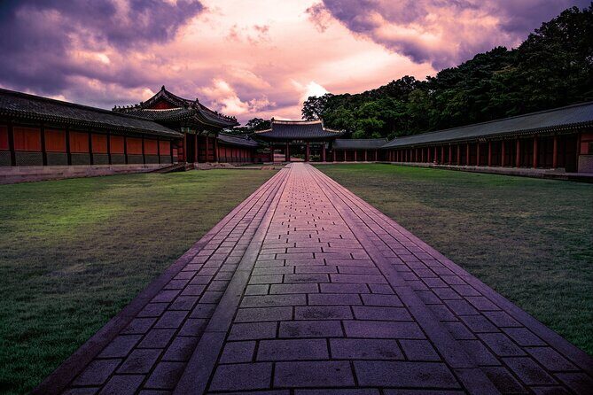 Seoul Private Tour: Palace, Bukchon, Insadong & Han River Cruise - Yeouido Han River Park and the cruise: scenic, but keep it short in your mind