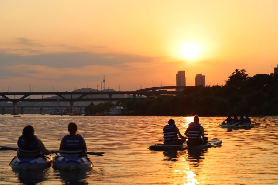 Seoul: Stand Up Paddle Board (SUP) & Kayak in Han River - Sunset on the Water: Skyline Views Plus a Free Photo Shoot