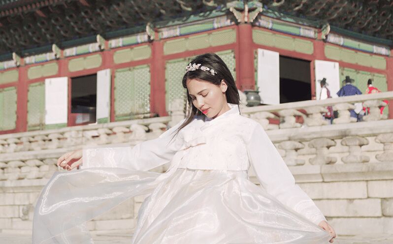 Seoul : Your Personal Photographer in Gyeongbokung - Posing help for people who feel awkward in photos